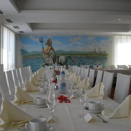 Restaurant Vater Rhein מלון 3*